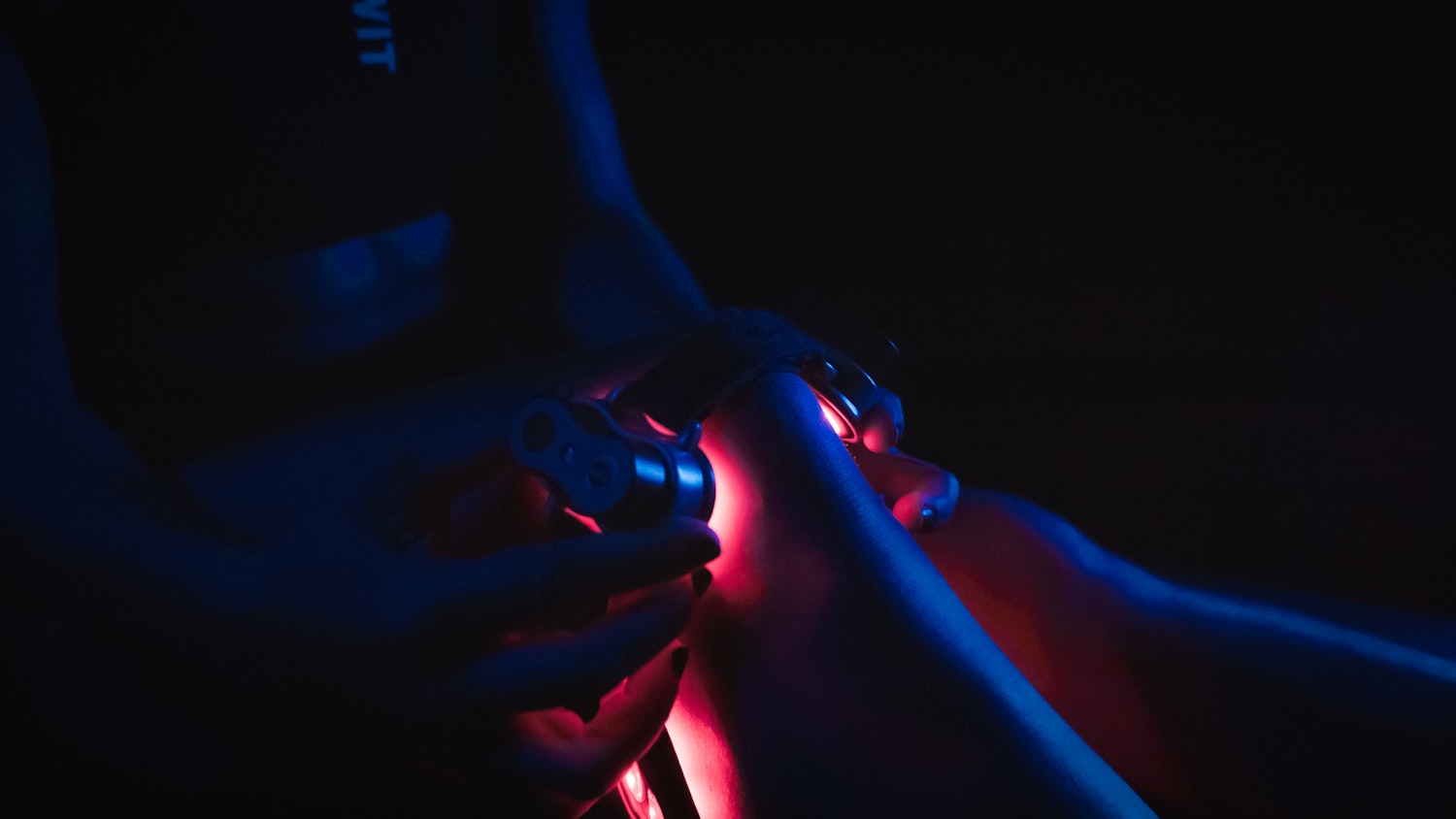 A red light therapy device on a female's knee. 