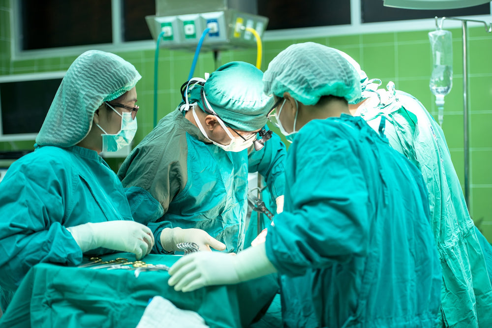 An image of surgeons doing surgery in the operating room.