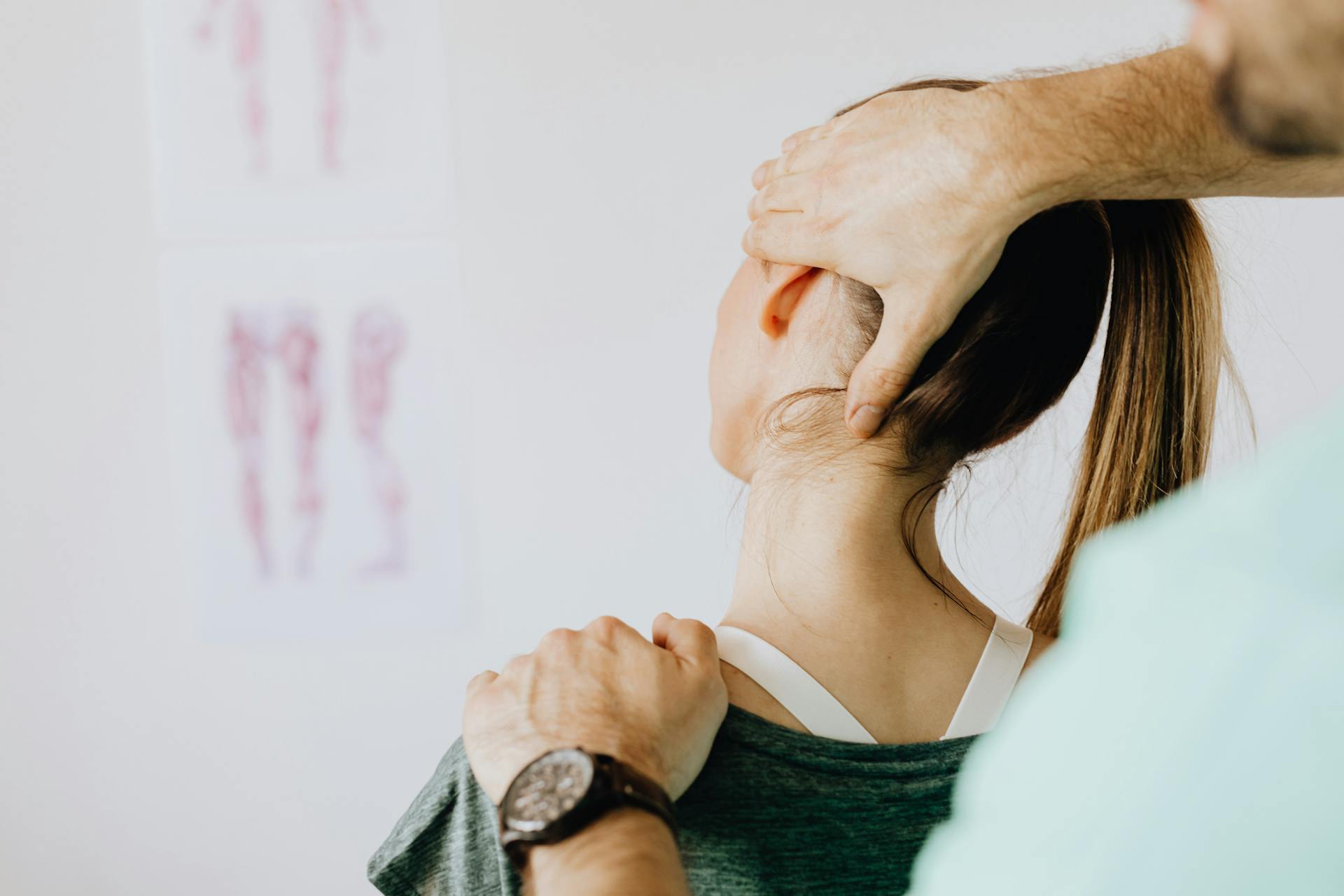 Image of a woman experiencing whiplash. 